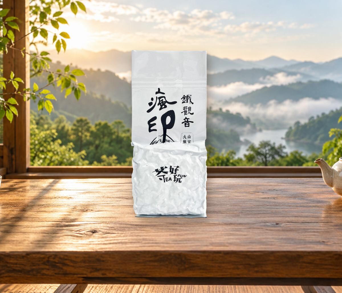 瘋印鐵觀音茶包放在木桌上，背景是雲霧山景