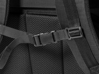 Easily adjustable sternum strap