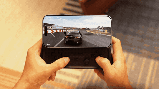玩家雙手使用 abxylute M6 玩賽車遊戲的動圖