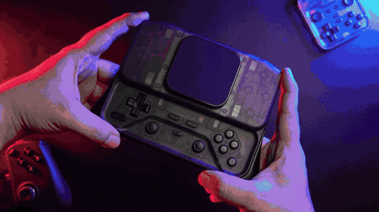 玩家雙手操作 abxylute M6 磁吸滑蓋手機手掣