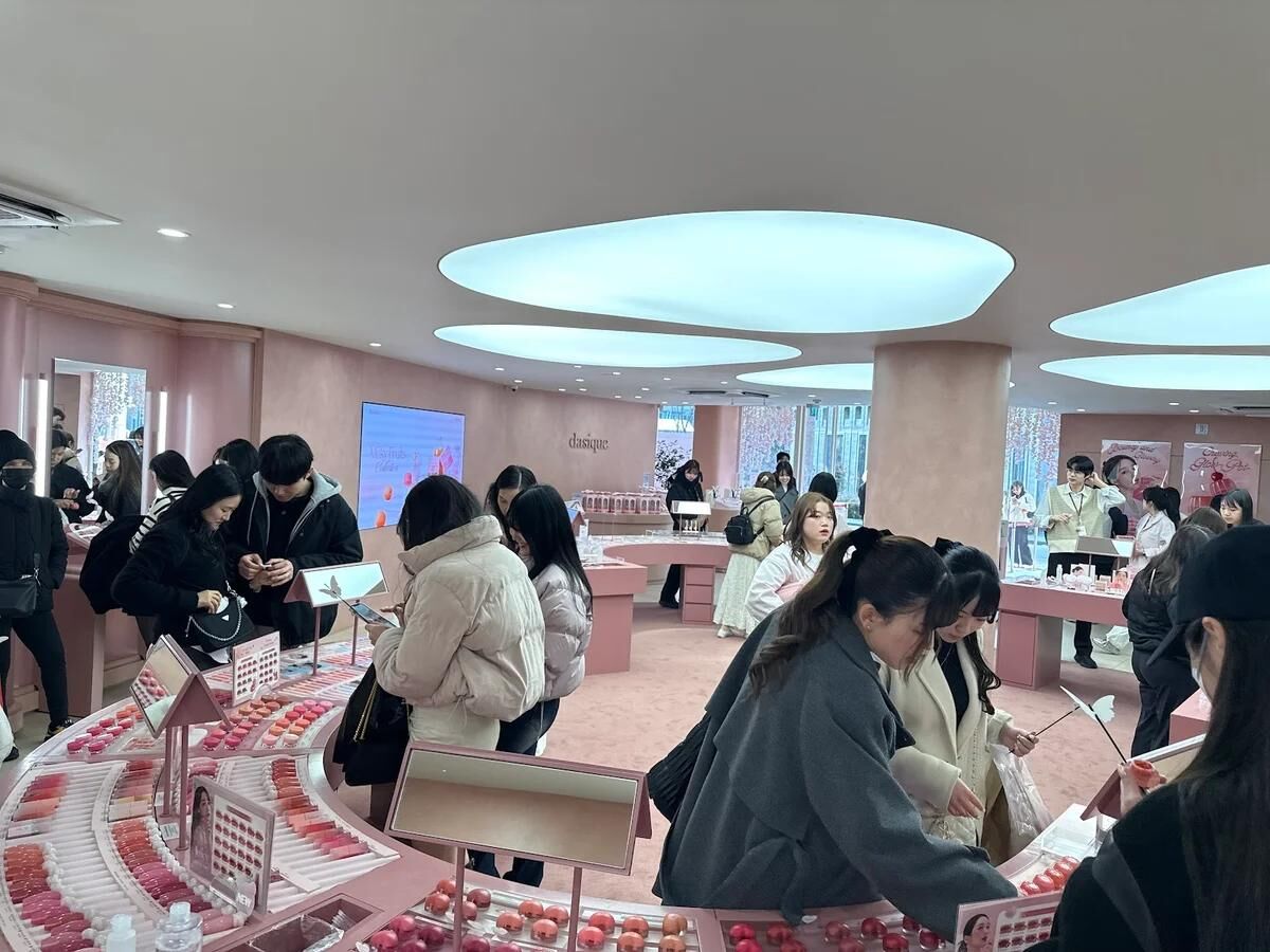 韓國彩妝採購:Olive Young 明洞 Town 必逛 來韓國不掃貨怎麼行!到 Olive Young 明洞 Town,一次探索韓系底妝、唇彩與保養品。 推薦彩妝品牌dasique: 柔和眼妝與低飽和配色